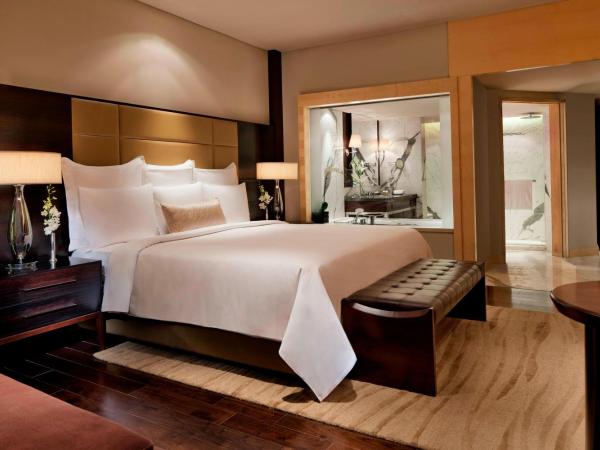 JW Marriott Mumbai Juhu : photo 1 de la chambre 	 1 king bed, executive lounge access, large room