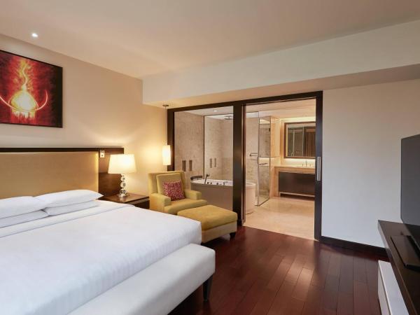 Courtyard by Marriott Mumbai International Airport : photo 2 de la chambre suite avec cour