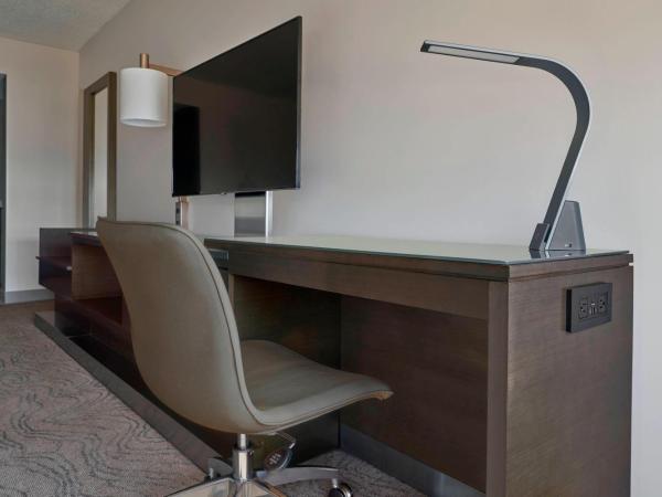 Calgary Marriott Downtown Hotel : photo 2 de la chambre chambre lit king-size club avec accès au salon