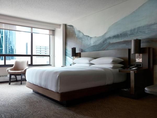Calgary Marriott Downtown Hotel : photo 1 de la chambre chambre lit king-size de luxe avec vue sur les toits de la ville