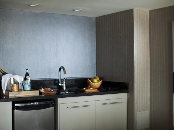 Calgary Marriott Downtown Hotel : photo 7 de la chambre suite d’angle 2 pièces avec 1 chambre lit king-size - vue sur ville