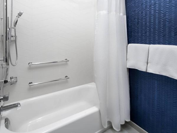 Fairfield Inn & Suites Denver Airport : photo 4 de la chambre chambre lit king-size avec baignoire adaptée aux personnes à mobilité réduite