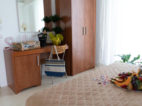 Hotel Villa del Parco : photo 9 de la chambre chambre double avec balcon - vue sur mer
