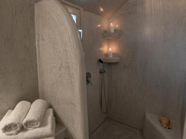 Kima Oia Suites : photo 4 de la chambre suite troglodyte supérieure avec jacuzzi