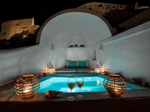 Kima Oia Suites : photo 2 de la chambre suite troglodyte supérieure avec jacuzzi