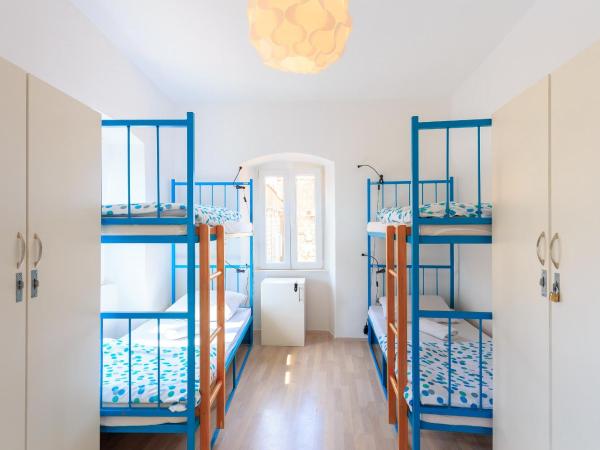 City Walls Hostel : photo 3 de la chambre lit dans dortoir mixte de 6 lits