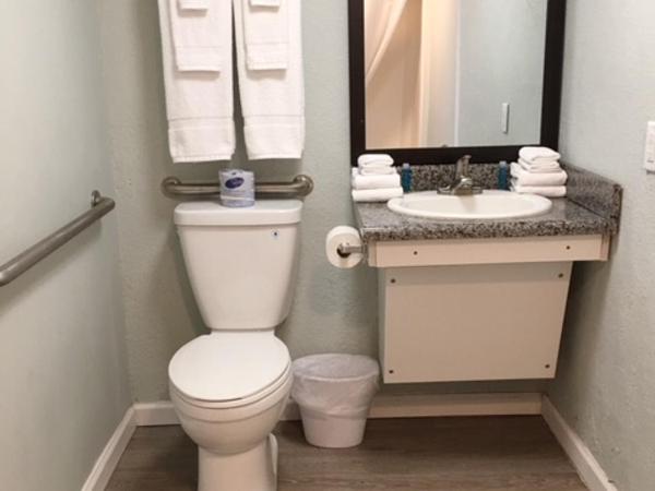 Ocean Plaza Motel : photo 3 de la chambre non-oceanfront queen room-accessible