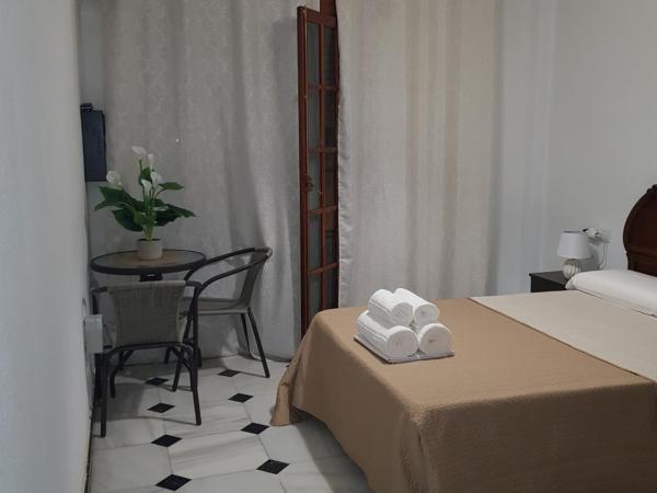Pension Yna Holiday : photo 3 de la chambre chambre double avec salle de bains privative