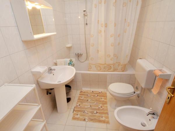 Apartments and rooms with parking space Krk - 5371 : photo 6 de la chambre appartement 2 chambres avec terrasse