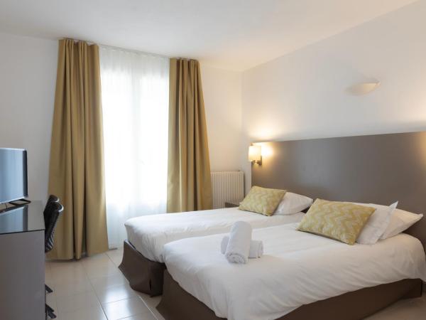 Hôtel Les Lentisques : photo 1 de la chambre chambre lits jumeaux - vue sur jardin