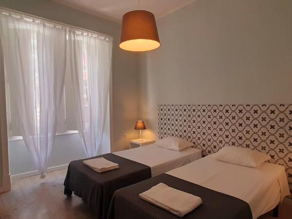 Hostel A Casa da Árvore : photo 2 de la chambre chambre double ou lits jumeaux avec salle de bains privative externe