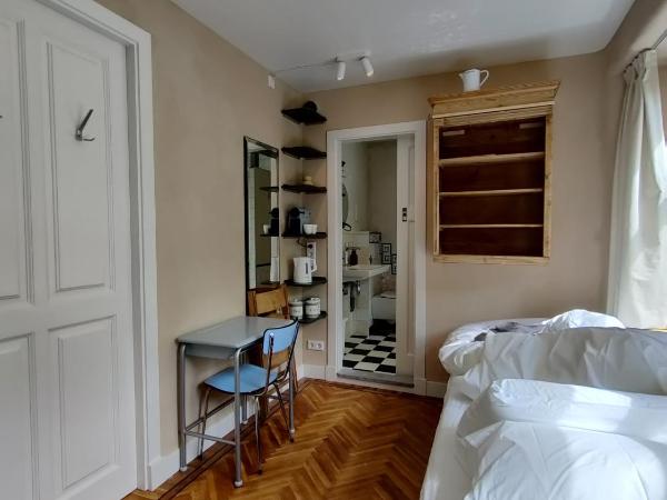 B&B House of Straw Amsterdam : photo 7 de la chambre chambre double avec salle de bains privative