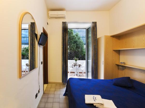 Hotel Riva del Sole : photo 3 de la chambre chambre double ou lits jumeaux standard