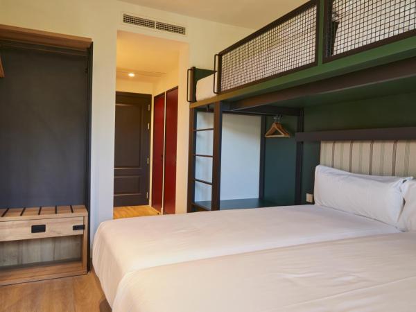 LATROUPE Prado Hostel : photo 2 de la chambre chambre quadruple deluxe