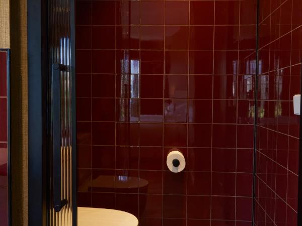 LATROUPE Prado Hostel : photo 4 de la chambre chambre deluxe