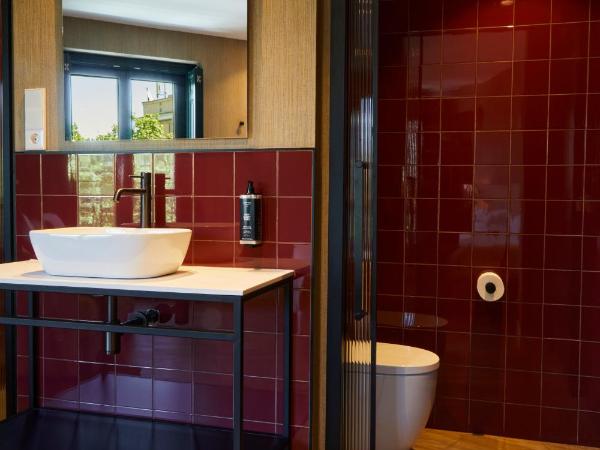 LATROUPE Prado Hostel : photo 4 de la chambre chambre lits jumeaux avec balcon