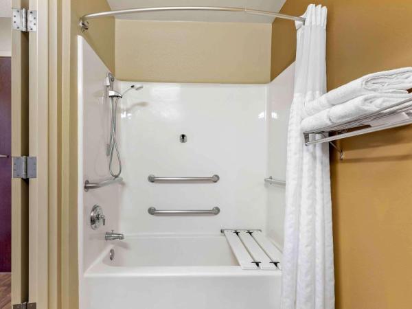 Suburban Studios Louisville East : photo 4 de la chambre efficiency quadruple room with tub - disability access/non smoking