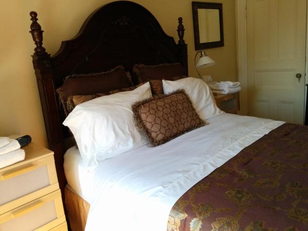 Gingerbread Manor : photo 2 de la chambre chambre lit queen-size avec salle de bains commune