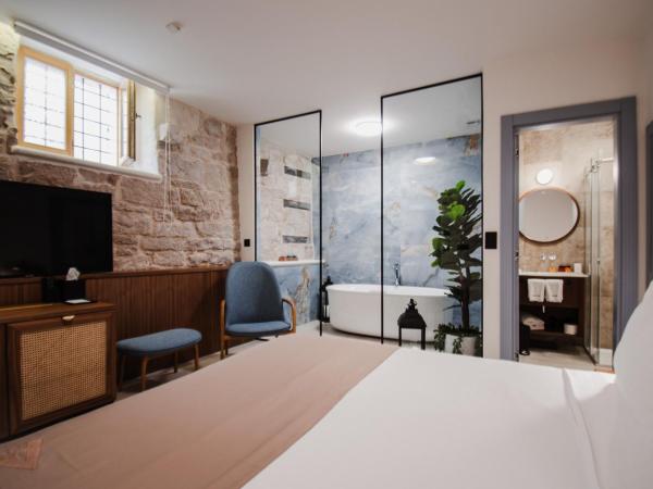 Armerun Heritage Hotel & Residences : photo 9 de la chambre chambre de luxe double ou lits jumeaux avec baignoire spa