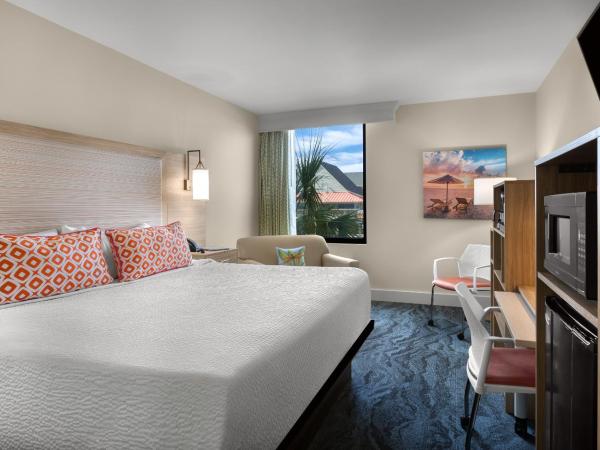 Surfside Beach Oceanfront Hotel : photo 1 de la chambre hébergement lit king-size avec balcon - vue sur océan