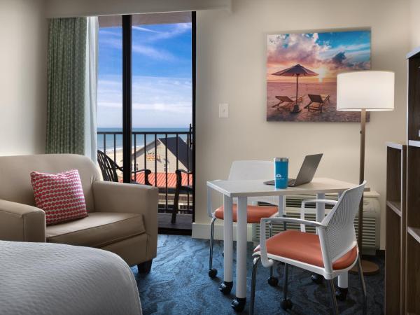 Surfside Beach Oceanfront Hotel : photo 2 de la chambre pier view king with balcony