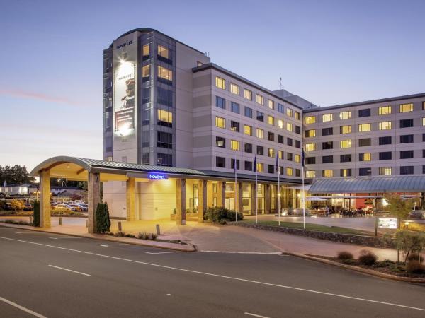 Novotel Rotorua Lakeside : photo 4 de la chambre suite junior avec lit king-size et vue sur le lac