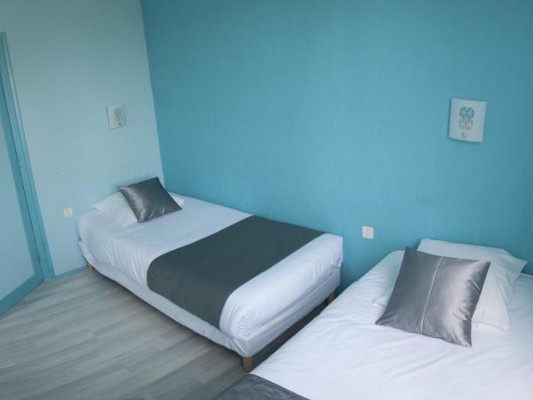 Le Pavillon Bleu Hotel Restaurant : photo 2 de la chambre chambre familiale avec salle de bains