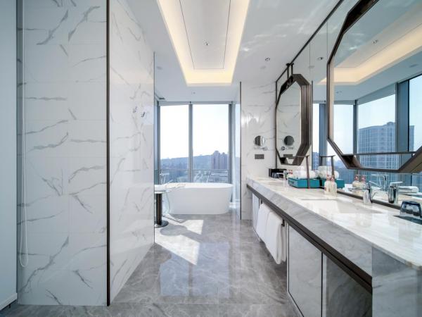 Crowne Plaza Hangzhou Linping, an IHG Hotel : photo 3 de la chambre two-bedroom suite with bathtub and living area