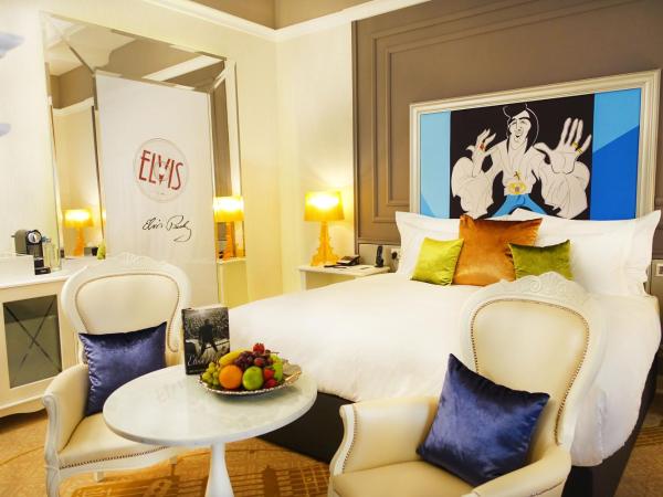 Aria Hotel Budapest by Library Hotel Collection : photo 1 de la chambre chambre lit king-size de luxe - vue sur jardin musical