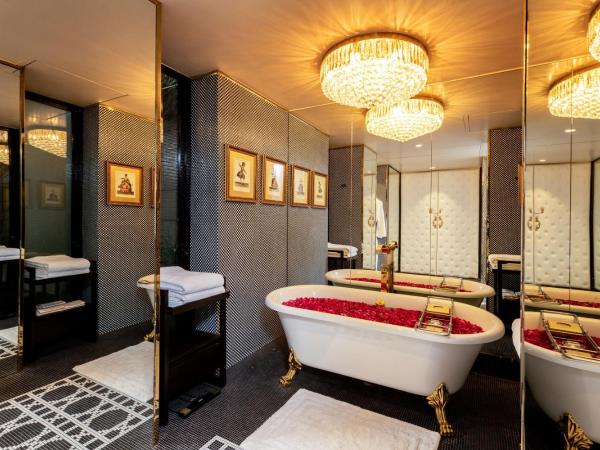 The Lodhi - A member of The Leading Hotels Of The World : photo 4 de la chambre belle epoque suite with happy hours at safari lounge 5 to 7 pm, buy 01 drink and get another drink complimentary (spirits), 1200 spa credit per booking