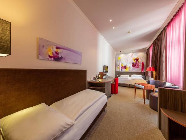 Der Wilhelmshof : photo 4 de la chambre chambre triple deluxe avec vue sur jardin