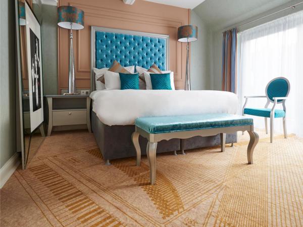 Aria Hotel Budapest by Library Hotel Collection : photo 1 de la chambre chambre lit king-size avec terrasse - vue sur ville