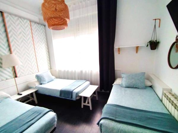 Hostal Mafer : photo 4 de la chambre chambre triple - vue sur ville