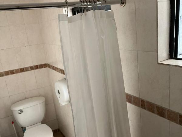 Hostal Luna 49 : photo 9 de la chambre chambre triple Économique avec salle de bains commune