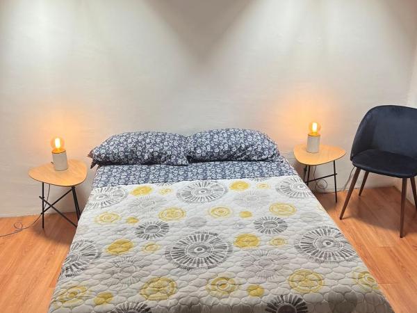 Hostal Luna 49 : photo 7 de la chambre chambre triple Économique avec salle de bains commune