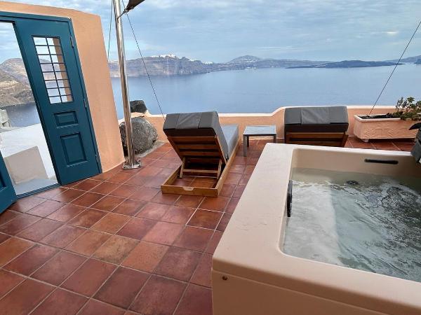 Horizon Aeifos Suites : photo 6 de la chambre suite supérieure avec bain à remous extérieur - vue sur caldeira