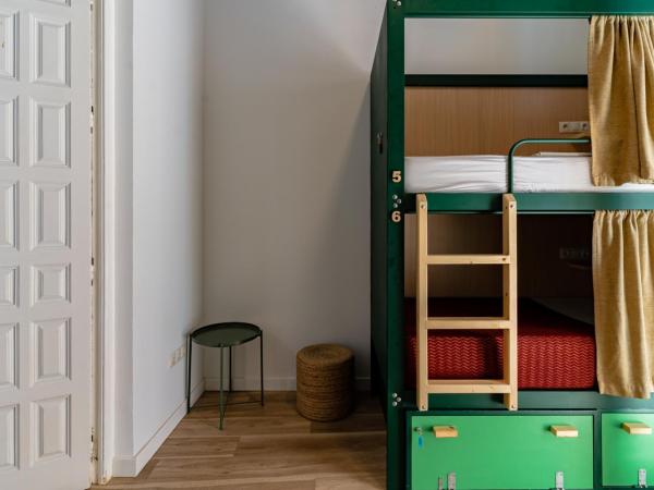 The Urban Jungle Hostel : photo 4 de la chambre lit dans dortoir mixte de 8 lits avec balcon