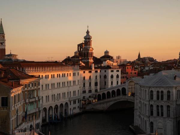 The Venice Venice Hotel : photo 4 de la chambre suite avec balcon - vue sur grand canal et pont du rialto