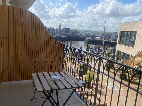 LA TOUR AUX CRABES près de la plage : photo 1 de la chambre chambre triple avec balcon