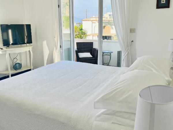 B&B L'Agapanto : photo 4 de la chambre chambre double avec balcon - vue sur mer