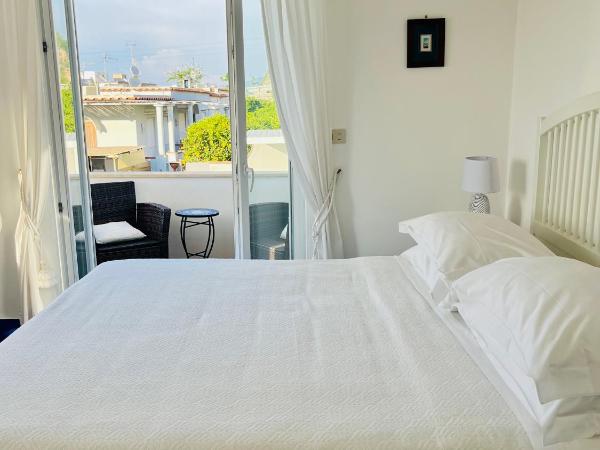 B&B L'Agapanto : photo 2 de la chambre chambre double avec balcon - vue sur mer