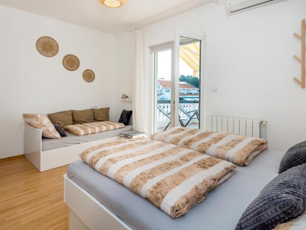 Apartment and Rooms Dalmatiko : photo 1 de la chambre chambre triple avec terrasse