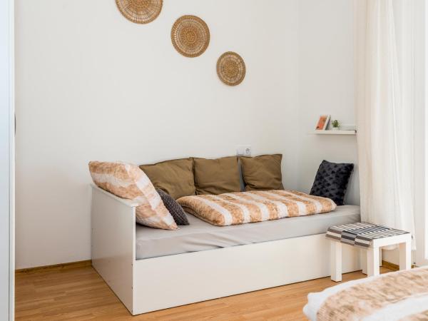 Apartment and Rooms Dalmatiko : photo 4 de la chambre chambre triple avec terrasse