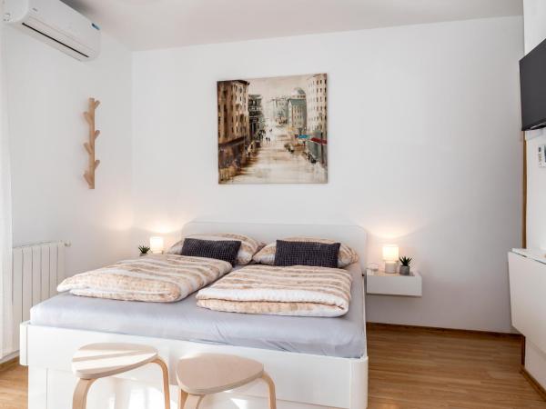 Apartment and Rooms Dalmatiko : photo 2 de la chambre chambre triple avec terrasse
