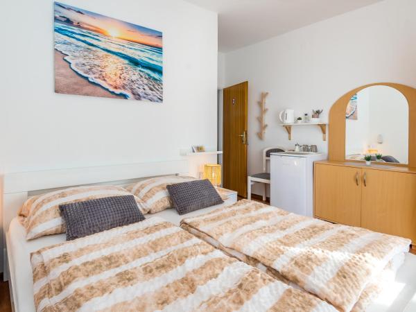 Apartment and Rooms Dalmatiko : photo 3 de la chambre chambre double avec terrasse