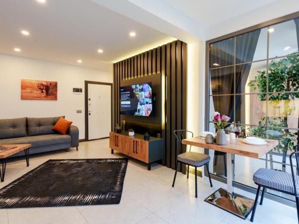 Mrt Suites Lara : photo 1 de la chambre suite lit king-size avec baignoire spa