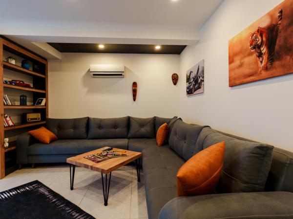 Mrt Suites Lara : photo 2 de la chambre suite lit king-size avec baignoire spa