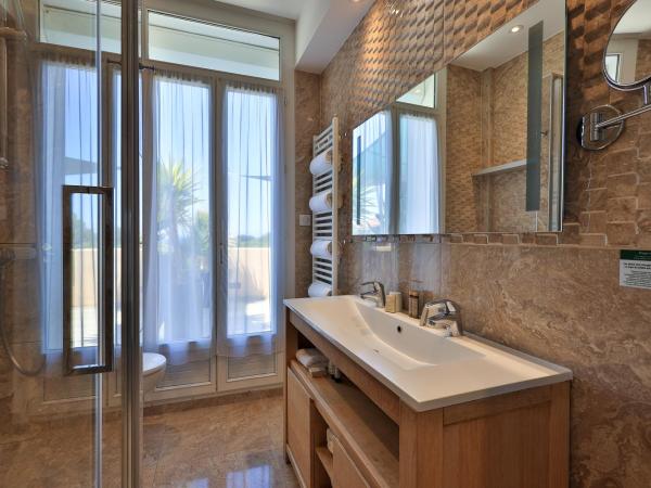 Hôtel Provençal : photo 8 de la chambre suite familiale avec terrasse - vue sur mer