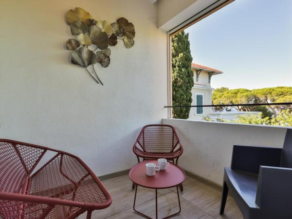Hôtel Provençal : photo 5 de la chambre suite supérieure avec terrasse et vue sur la mer