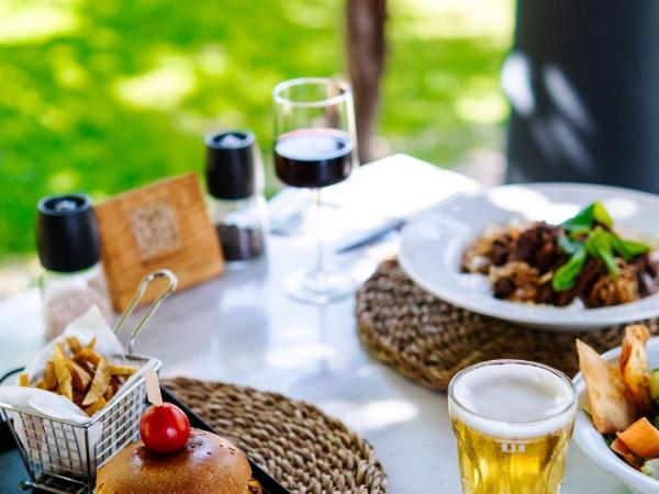 Dolce Vita Luxury Bungalows : photo 10 de la chambre maison en pierre avec cheminée